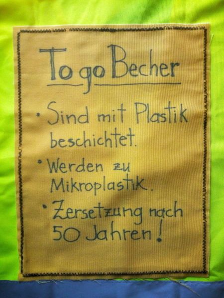 To-Go-Becher: Sind mit Plastik beschichtet, werden zu Mikroplastik, Zersetzung nach 50 Jahren.